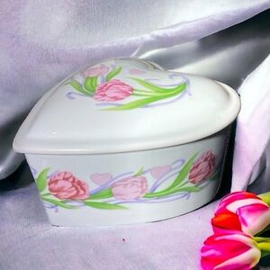 Vintage Porcelain Heart Shape Tulip Trinket Jewerly Box w/Lid 1990 F.T.D